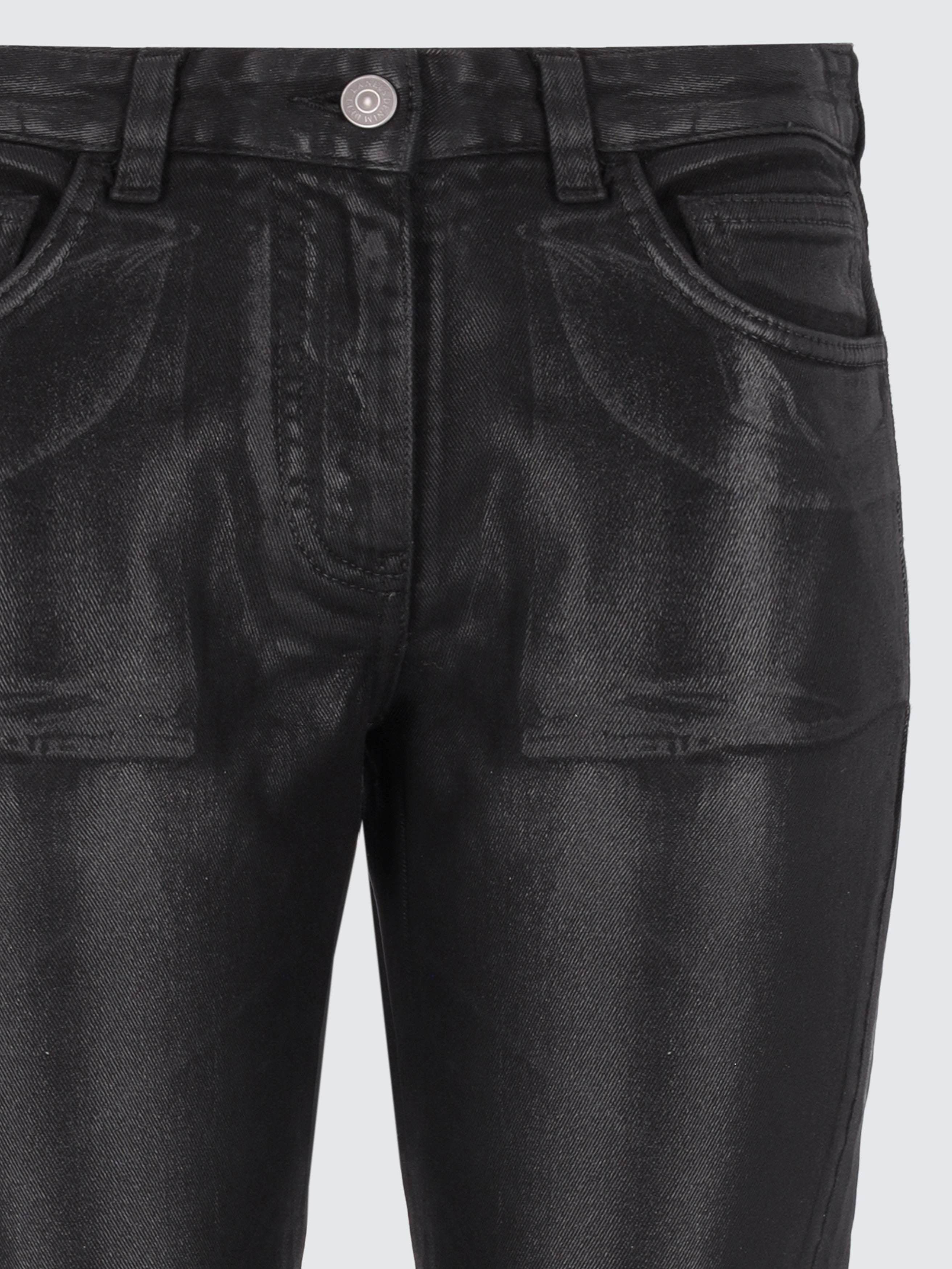 Jeans spalmati effetto pelle