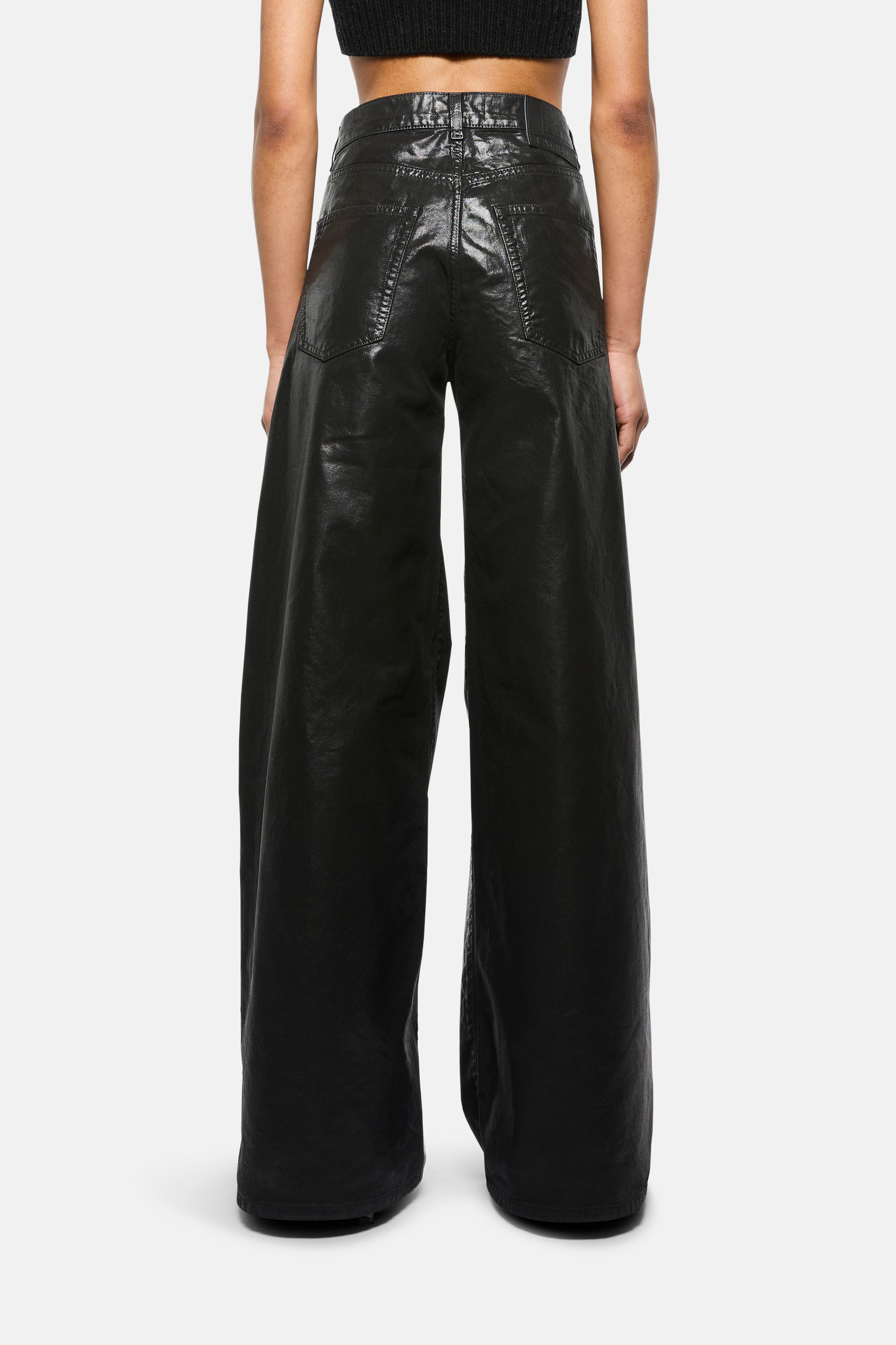 Jeans baggy spalmati effetto pelle