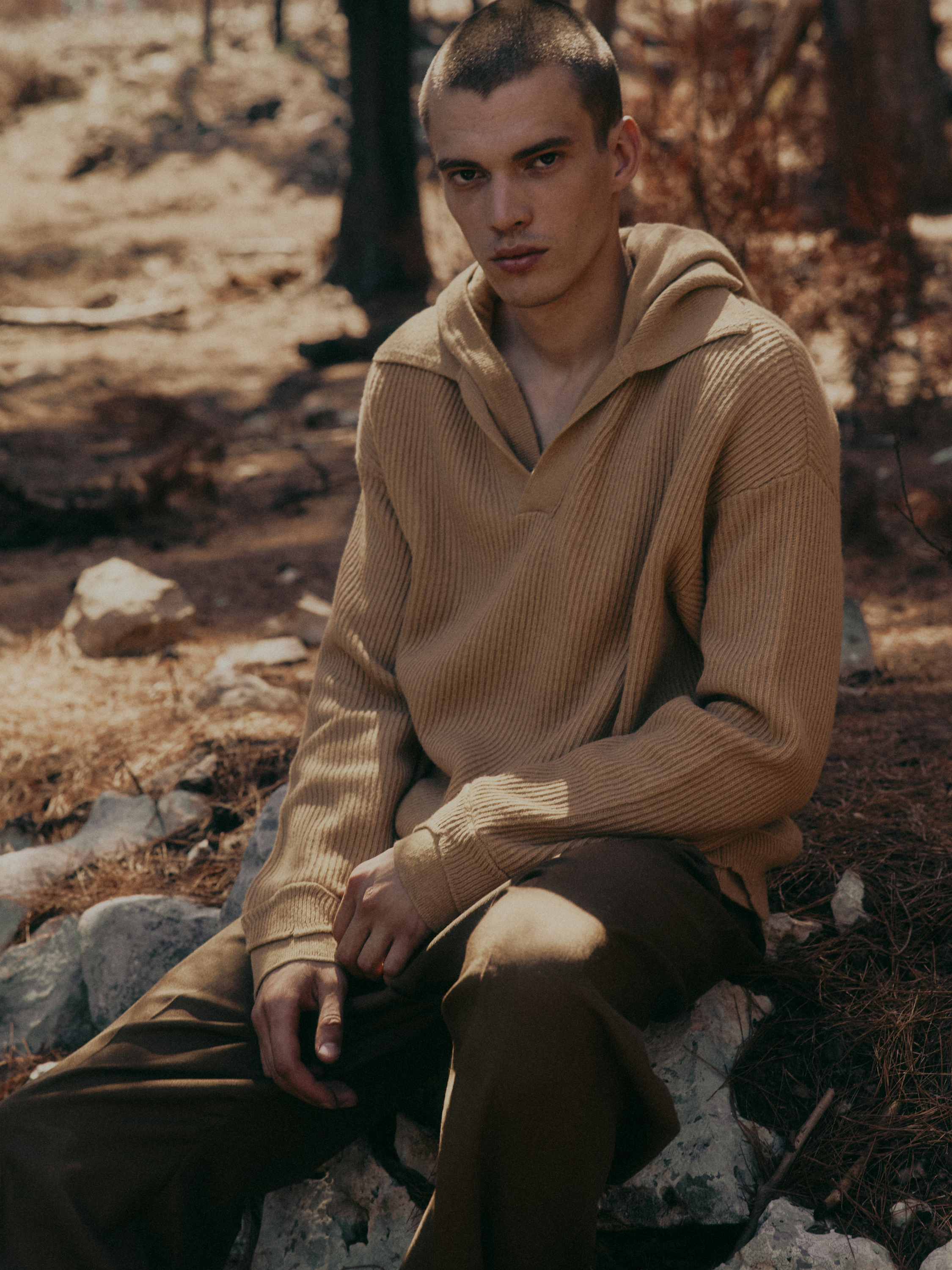 V-neckline double edge hoodie